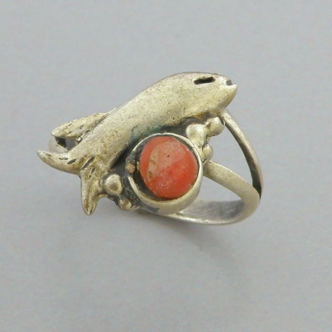 VINTAGE BEAUTIFUL NAVAJO STERLING SILVER OX BLOOD CORAL FISH RING: VINTAGE CORAL STERLING SILVER RING Navajo ox blood coral sterling silver fish ring Size 5.25 Ring head measures 0.64" L x 0.48" W Vintage, Pre-owned, in good condition for its age, please refer to pic