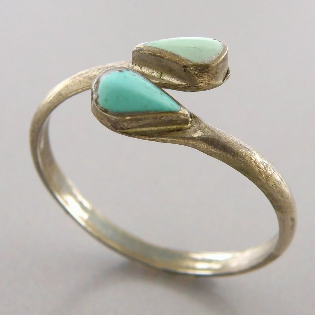 VINTAGE NAVAJO STERLING SILVER TURQUOISE CROSSOVER INLAY RING SIZE 7.5: VINTAGE TURQUOISE STERLING SILVER RING Vintage Navajo Turquoise inlay sterling silver crossover ring Size 7.5 Ring Measures 7.5mm wide on top Vintage, Pre-owned, in good condition for its age, please