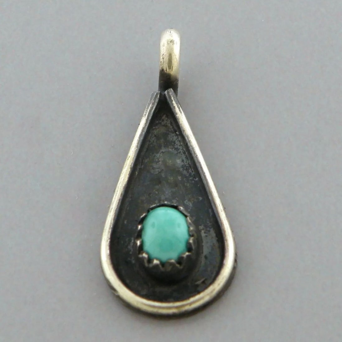 VINTAGE NAVAJO STERLING SILVER TURQUOISE PEAR SHAPE PENDANT (1 of 2)