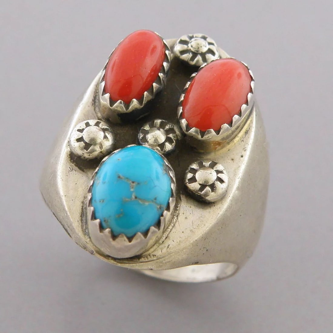 VINTAGE SOUTHWESTERN STERLING SILVER CORAL TURQUOISE RING (1 of 2)