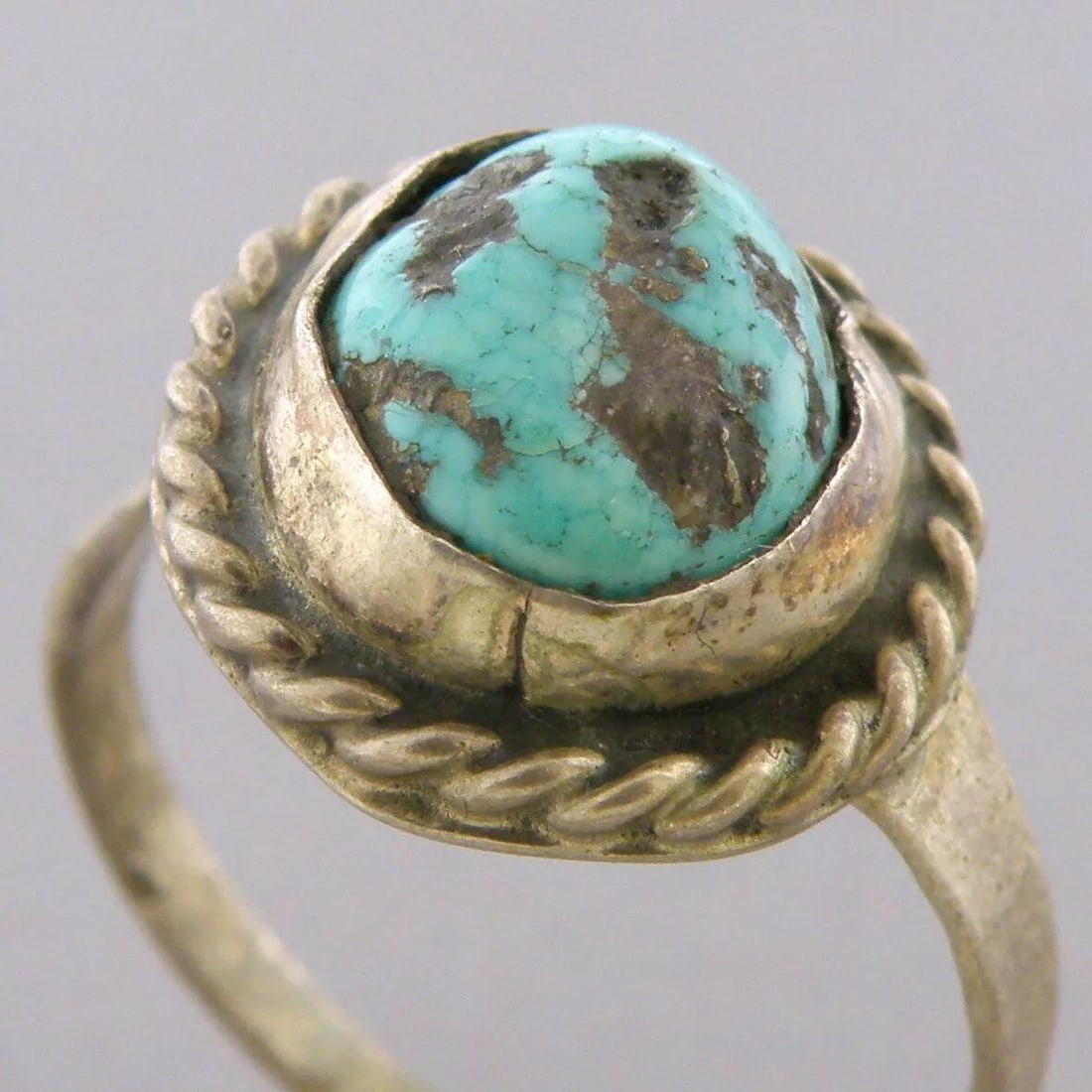VINTAGE BEAUTIFUL NAVAJO STERLING SILVER TURQUOISE RING SIZE 4.75 (1 of 2)