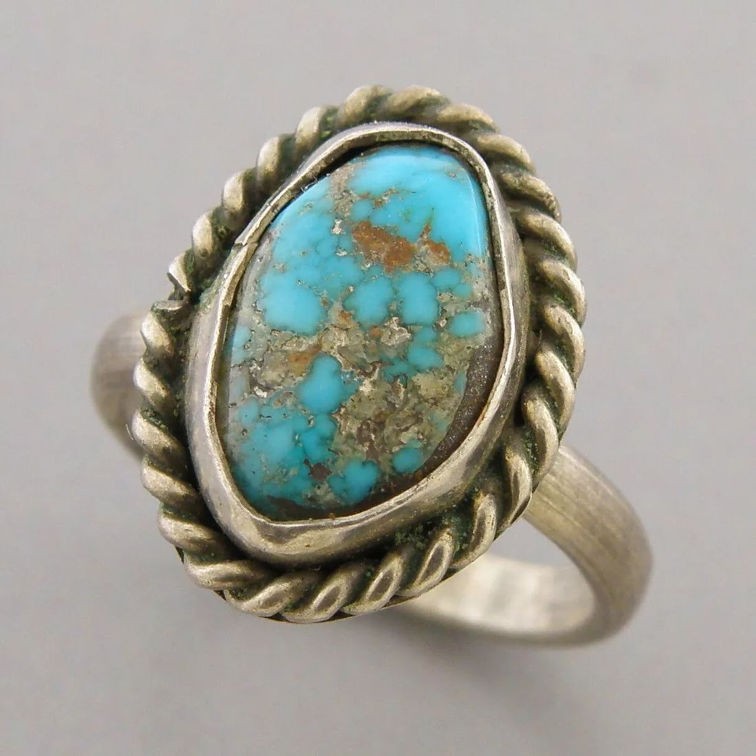 VINTAGE BEAUTIFUL NAVAJO STERLING SILVER TURQUOISE RING KIDS SIZE 5: VINTAGE TURQUOISE STERLING SILVER RING Vintage Navajo Turquoise sterling silver ring Size 5 Ring head measures 0.66" H x 0.50" W Vintage, Pre-owned, in good condition for its age, please refer to pics