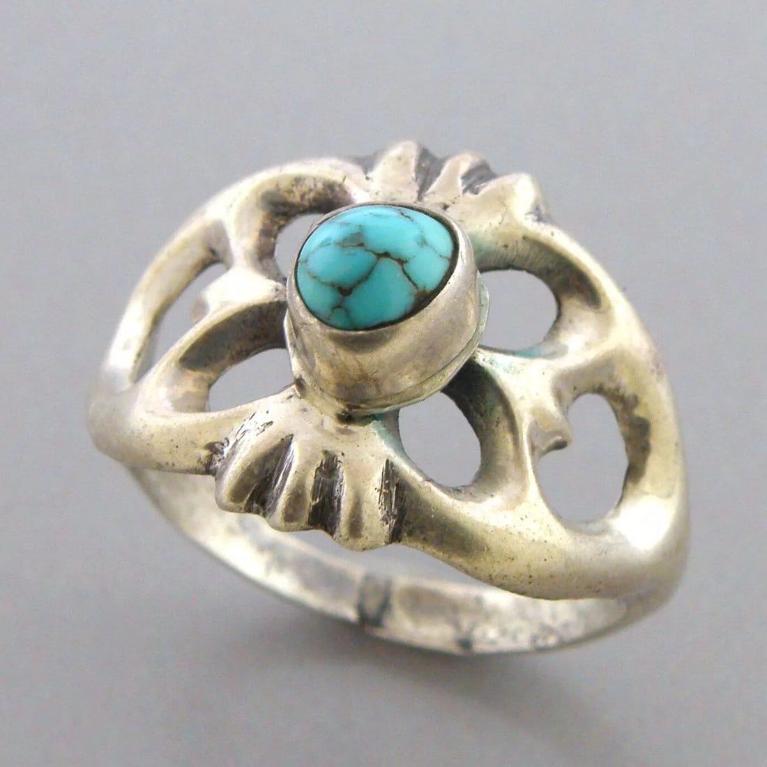 VINTAGE SOUTHWESTERN STERLING SILVER TURQUOISE RING SIZE 9 (1 of 2)