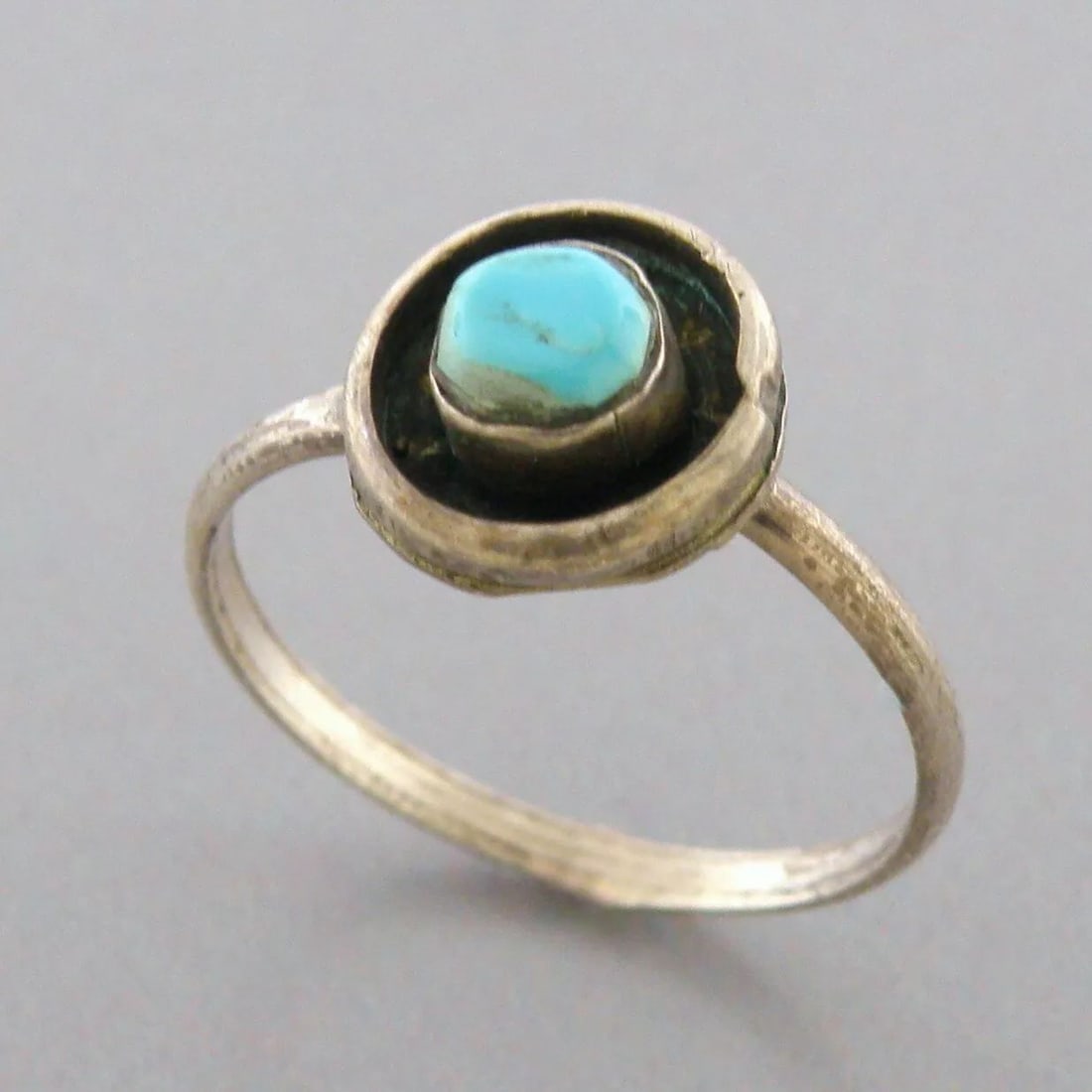 VINTAGE EARLY NAVAJO STERLING SILVER TURQUOISE RING (1 of 2)
