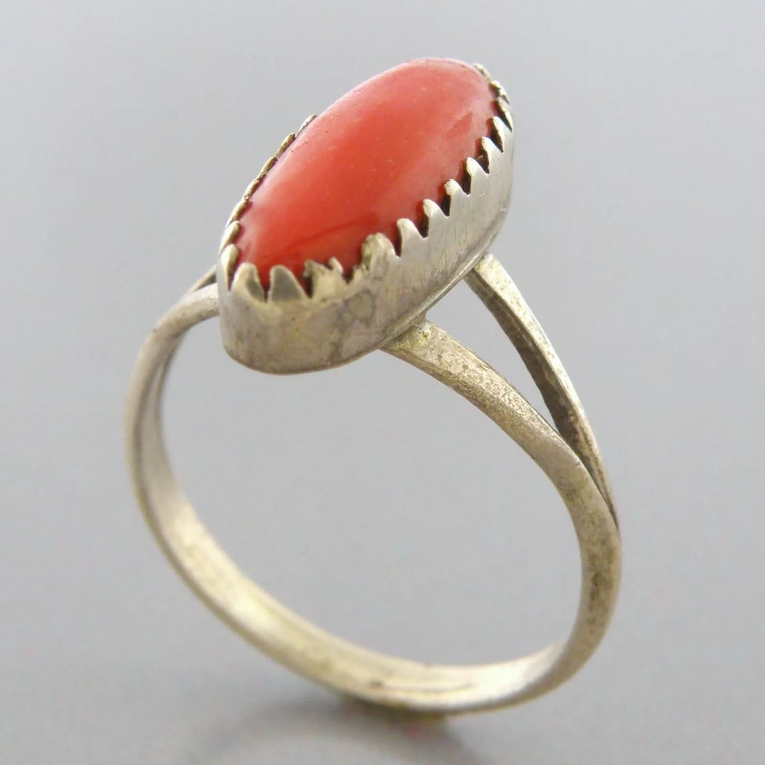 VINTAGE BEAUTIFUL NAVAJO STERLING SILVER OX BLOOD CORAL RING: VINTAGE CORAL STERLING SILVER RING Navajo ox blood coral sterling silver ring Size 5 Ring head measures 0.54" H x 0.23" W Vintage, Pre-owned, in good condition for its age, please refer to pics Due to