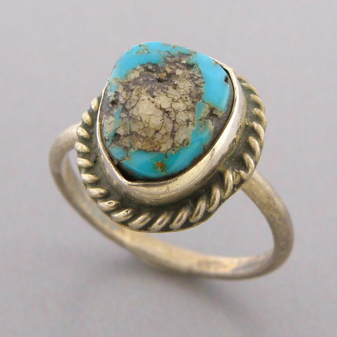 VINTAGE EARLY NAVAJO STERLING SILVER TURQUOISE RING: VINTAGE TURQUOISE STERLING SILVER RING Vintage Navajo Turquoise sterling silver ring Size 4.25 Ring head measures 0.46" L x 0.52" W Vintage, Pre-owned, in good condition for its age, please refer to p