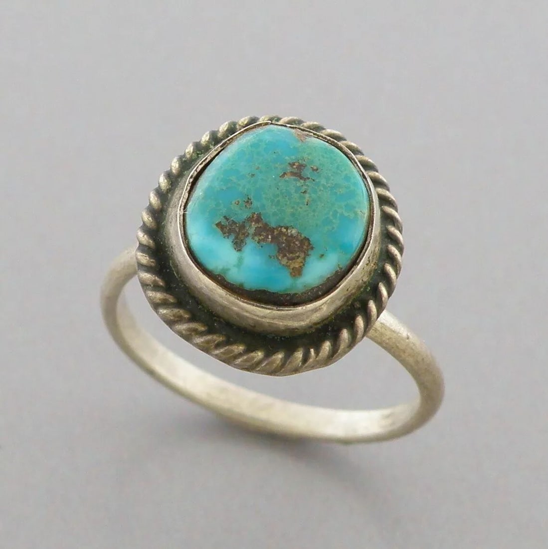 VINTAGE EARLY NAVAJO STERLING SILVER TURQUOISE RING (1 of 2)