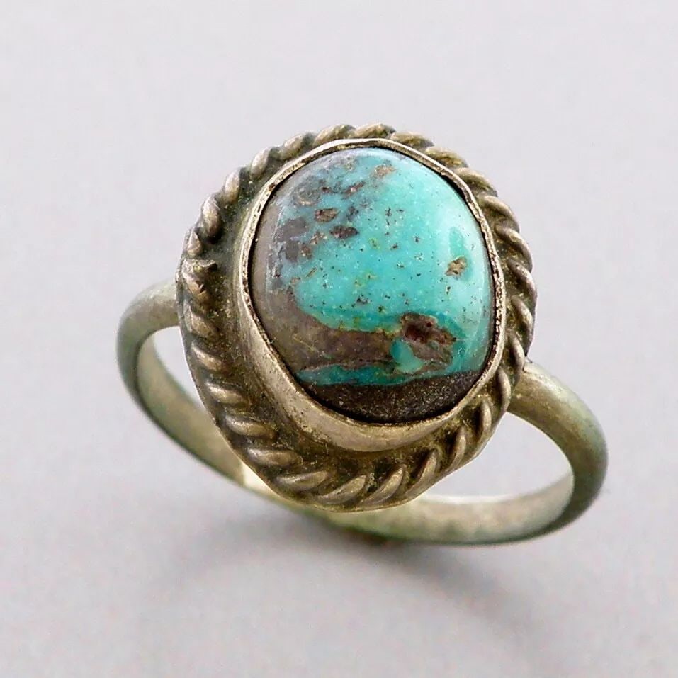 VINTAGE BEAUTIFUL NAVAJO STERLING SILVER TURQUOISE RING: VINTAGE TURQUOISE STERLING SILVER RING Vintage Navajo Turquoise sterling silver ring Size 4 Ring head measures 0.53" L x 0.46" W Vintage, Pre-owned, in good condition for its age, please refer to pics