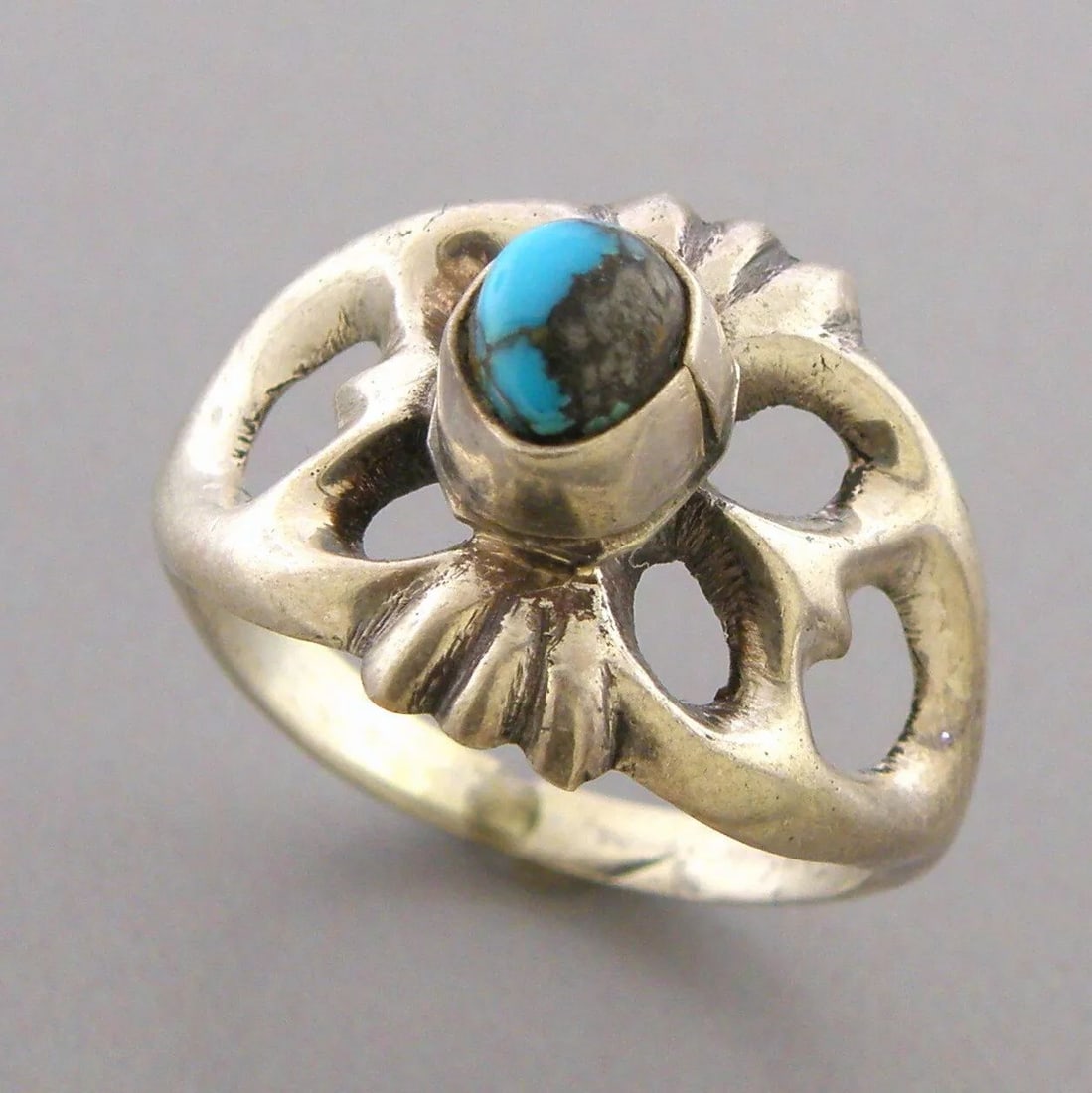 VINTAGE SOUTHWESTERN STERLING SILVER TURQUOISE RING SIZE 8.5 (1 of 2)