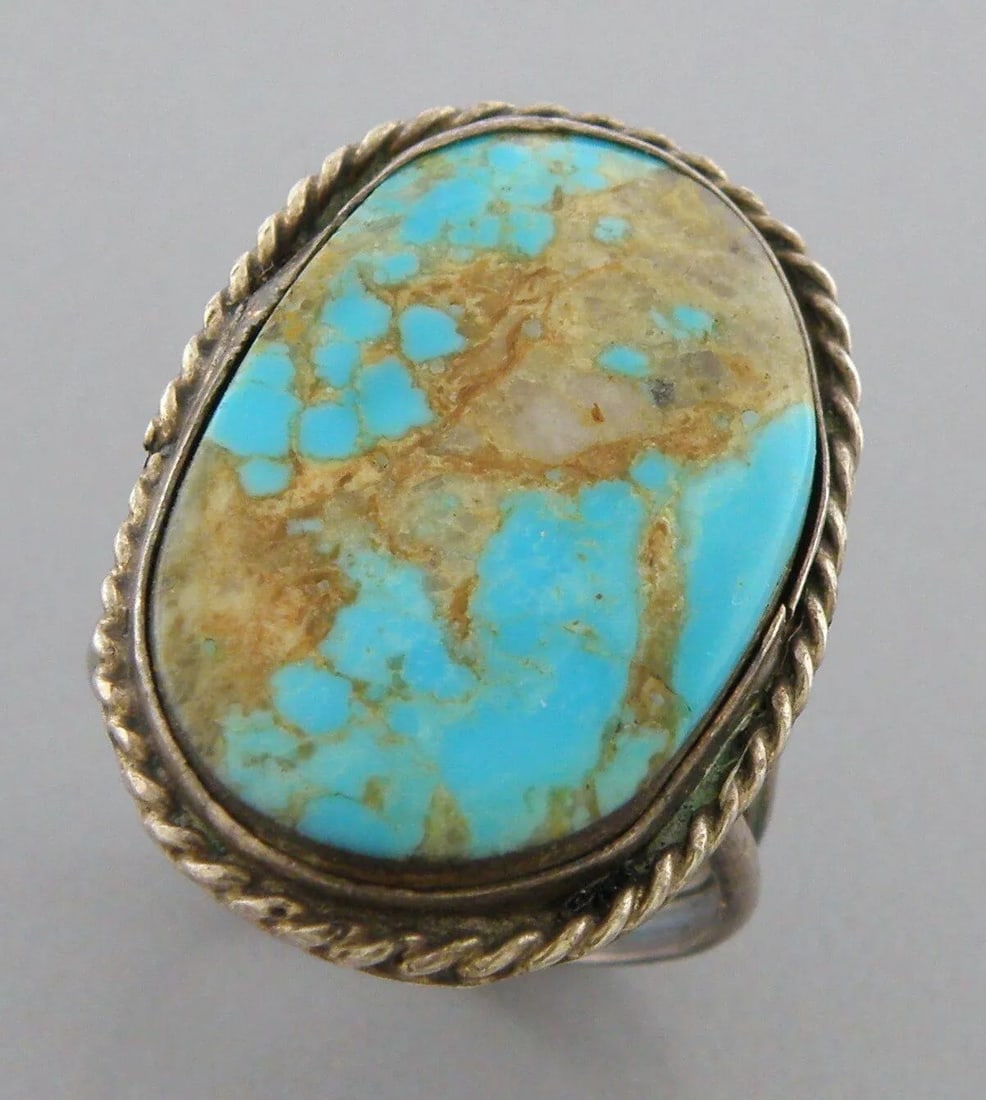 VINTAGE BEAUTIFUL NAVAJO STERLING SILVER TURQUOISE RING (1 of 2)