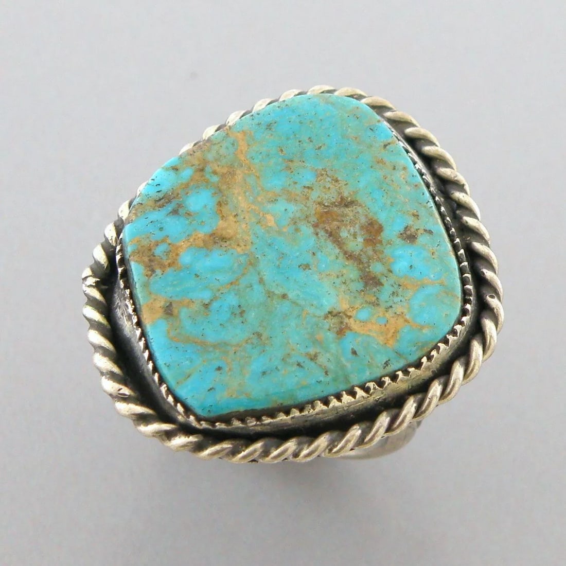 VINTAGE BEAUTIFUL NAVAJO STERLING SILVER TURQUOISE RING (1 of 2)