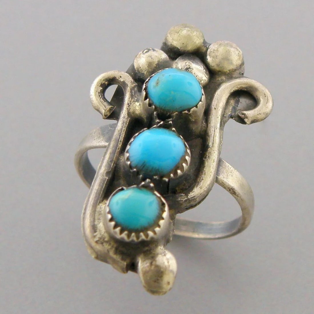 VINTAGE BEAUTIFUL NAVAJO STERLING SILVER TURQUOISE RING (1 of 2)