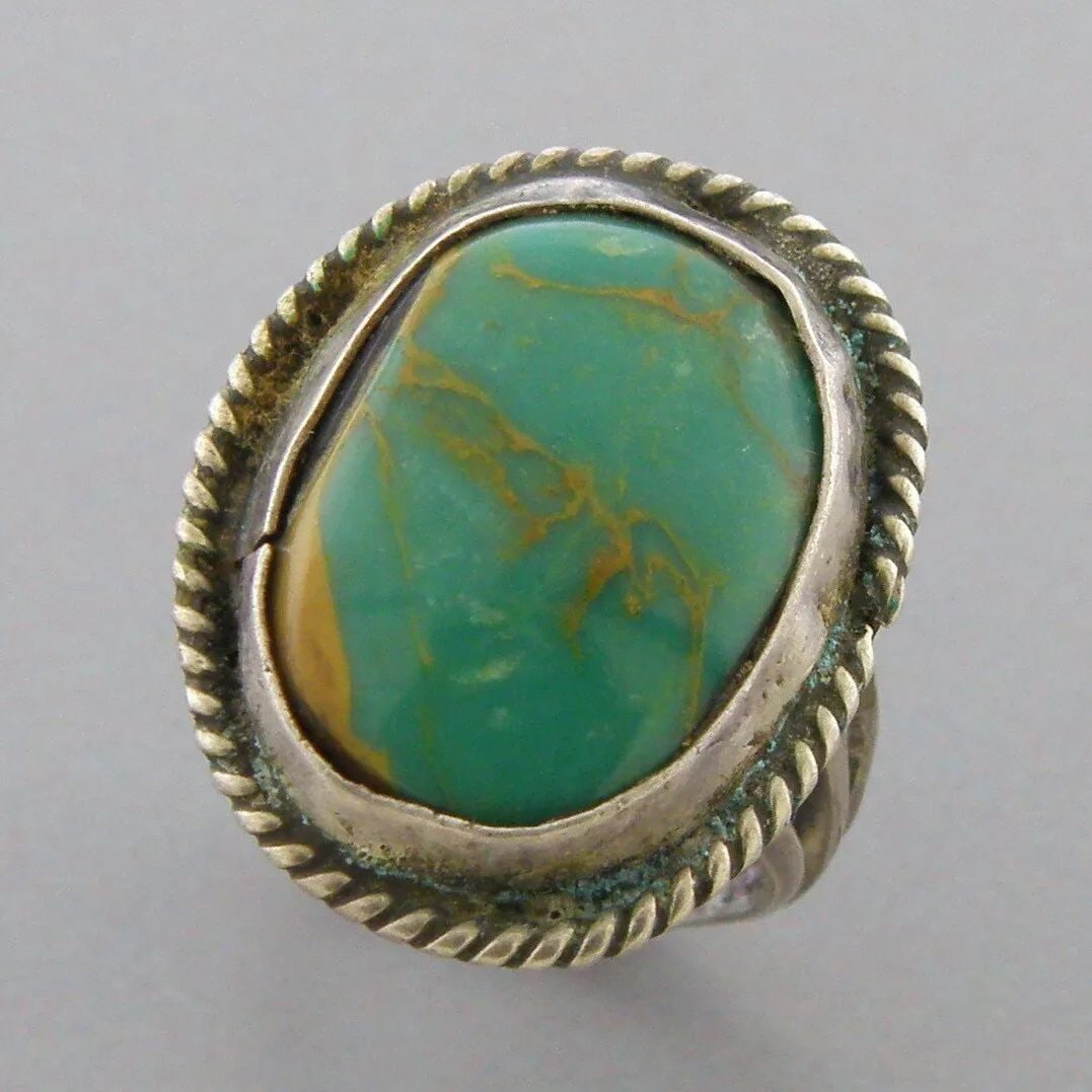 VINTAGE BEAUTIFUL NAVAJO STERLING SILVER NAVAJO TURQUOISE RING (1 of 2)