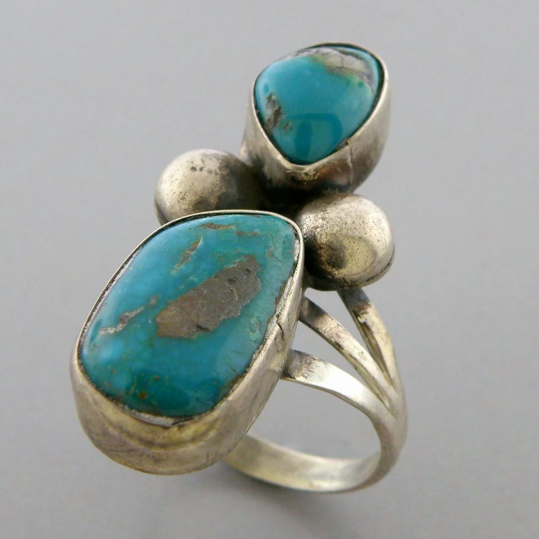VINTAGE BEAUTIFUL NAVAJO STERLING SILVER TURQUOISE RING (1 of 2)