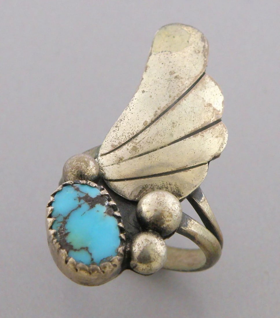 VINTAGE BEAUTIFUL NAVAJO STERLING SILVER TURQUOISE RING (1 of 2)