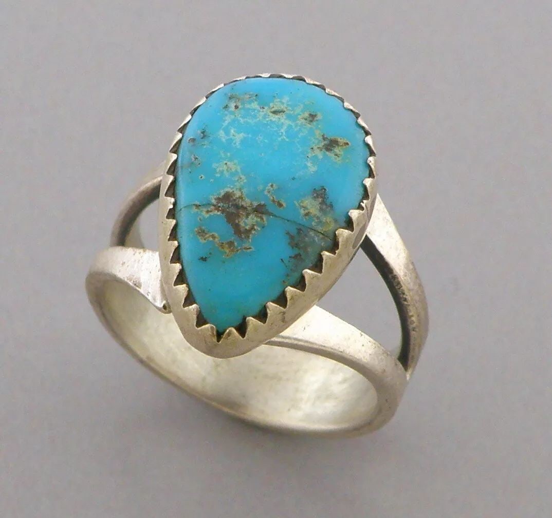 VINTAGE NAVAJO STERLING SILVER TURQUOISE RING (1 of 2)