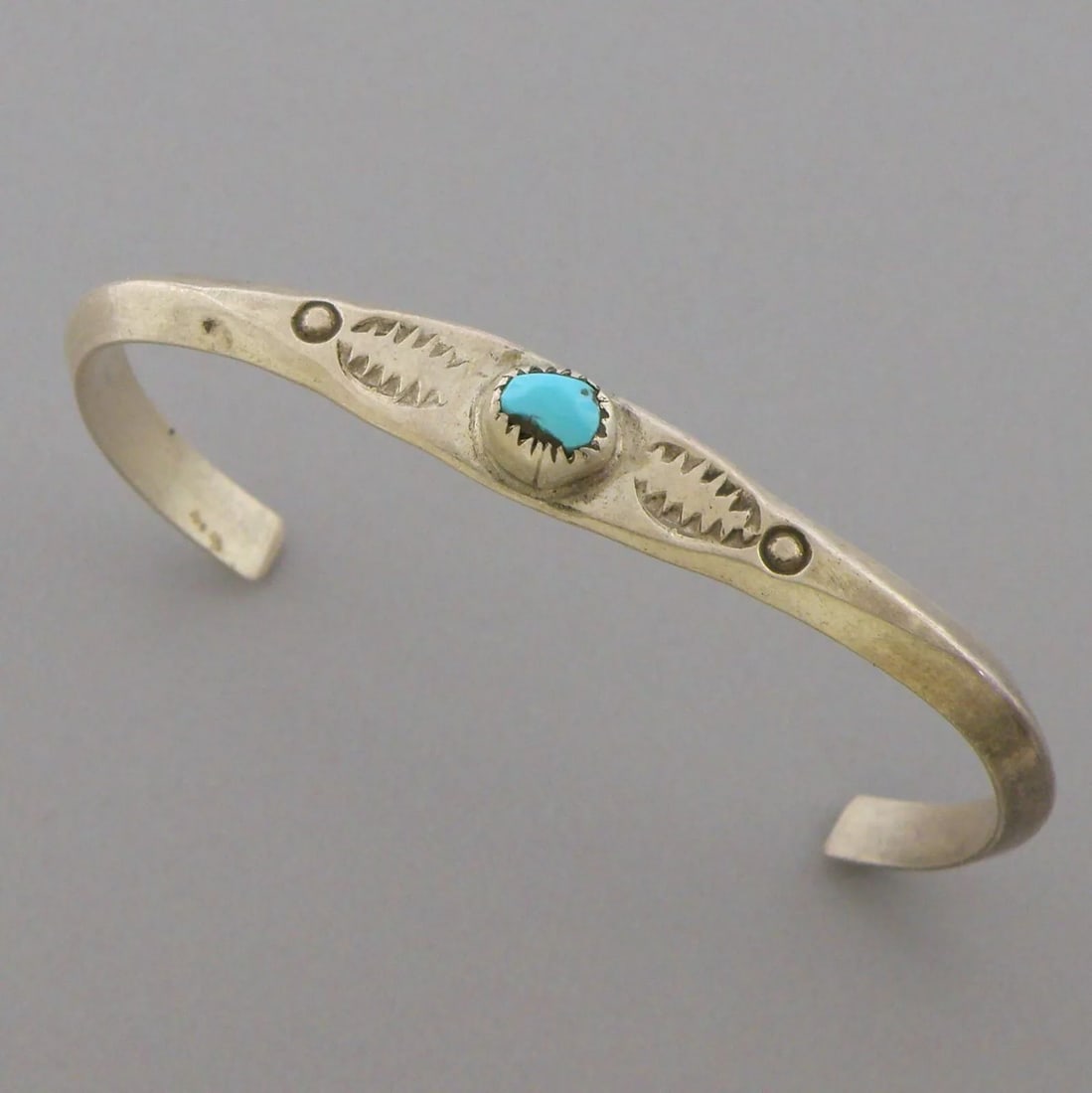 VINTAGE NAVAJO STERLING SILVER TURQUOISE CUFF BANGLE (1 of 2)