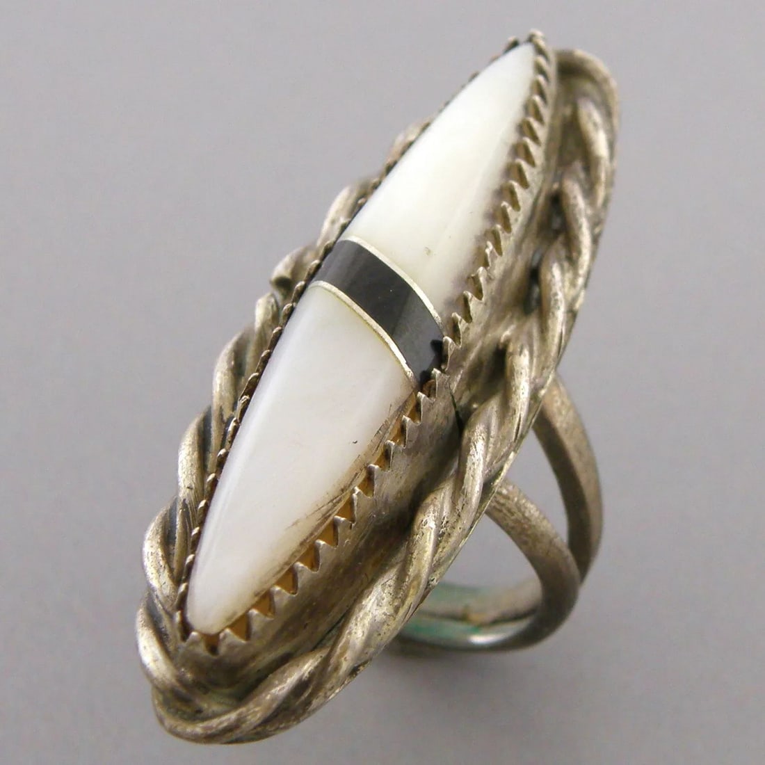 VINTAGE ZUNI STERLING SILVER MOP ONYX INLAY RING: VINTAGE ZUNI STERLING SILVER RING Vintage Zuni mother of pearl onyx sterling silver inlay ring Size 3.5 Ring Measures 1.46" H x 0.50" W on top Vintage, Pre-owned, in good condition for its age, please