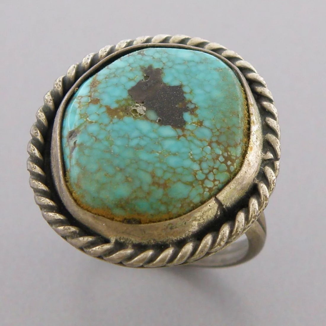 VINTAGE BEAUTIFUL NAVAJO STERLING SILVER TURQUOISE RING (1 of 2)