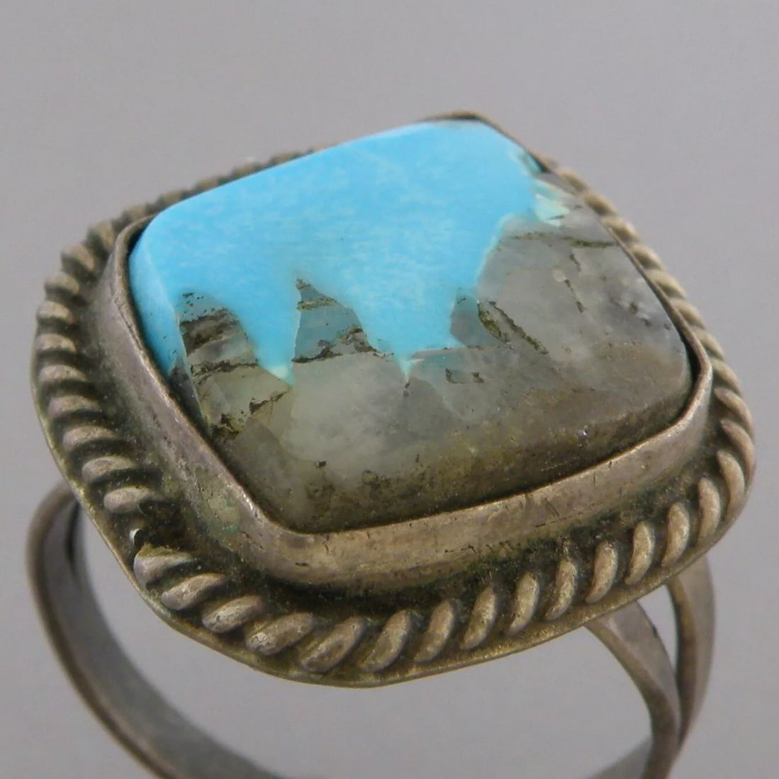 VINTAGE BEAUTIFUL NAVAJO STERLING SILVER TURQUOISE RING: VINTAGE TURQUOISE STERLING SILVER RING Vintage Navajo Turquoise sterling silver ring Size 7 Ring head measures 0.84" L x 0.79" W Vintage, Pre-owned, in good condition for its age, please refer to pics