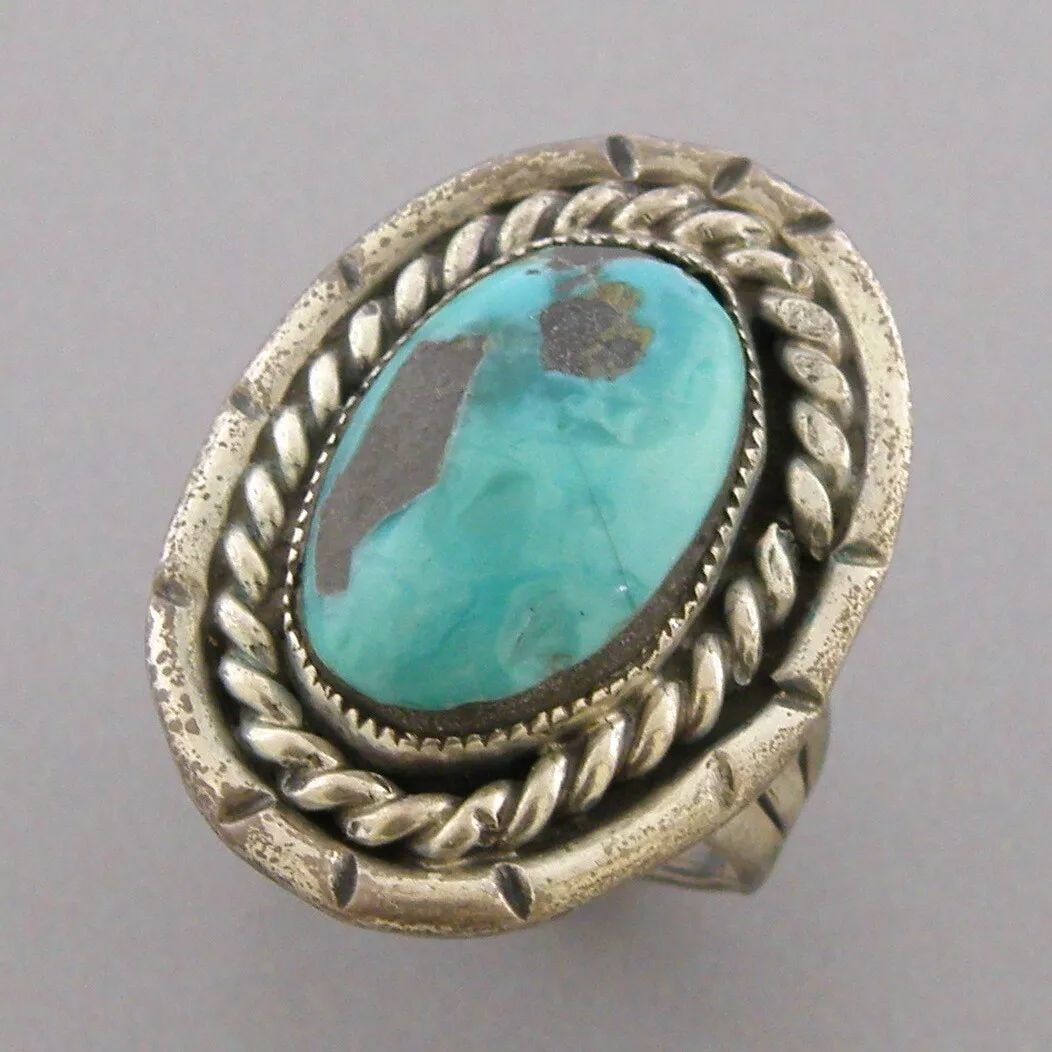 VINTAGE BEAUTIFUL NAVAJO STERLING SILVER TURQUOISE RING (1 of 2)