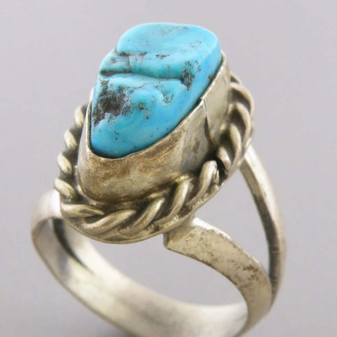 VINTAGE BEAUTIFUL NAVAJO STERLING SILVER NUGGET TURQUOISE RING SIZE 5: VINTAGE TURQUOISE STERLING SILVER RING Vintage Navajo nugget Turquoise sterling silver ring Size 5 Ring head measures 0.63" L x 0.46" W Vintage, Pre-owned, in good condition for its age, please refer