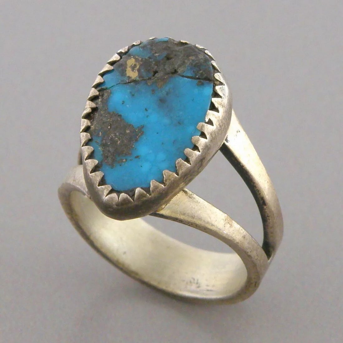 VINTAGE NAVAJO STERLING SILVER TURQUOISE RING (1 of 2)