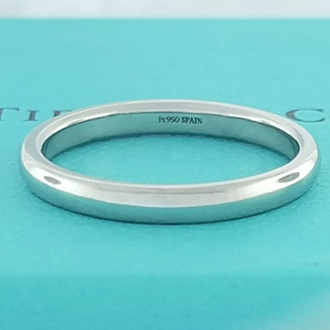 TIFFANY & Co. PERETTI PLATINUM HEAVY WEDDING STACKING RING BAND SIZE 9.5: TIFFANY & Co. PERETTI WEDDING BAND RING SIZE 9.5 Ring size is a 9.5 Ring measures 2.7mm wide 2mm Thick Tiffany & Co. Platinum Peretti wedding band Pre-owned in Excellent condition, please refer to