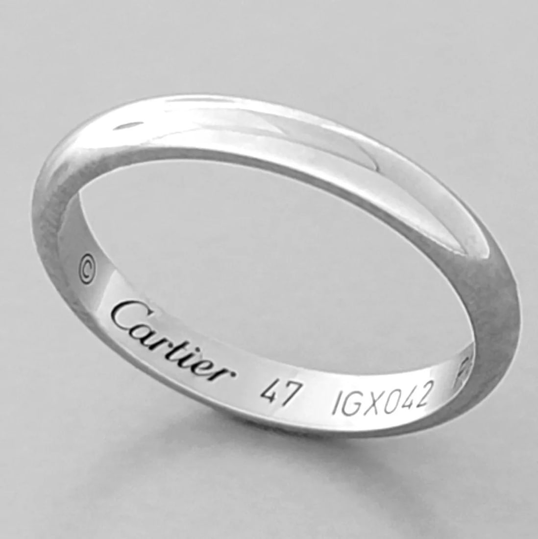 CARTIER PLATINUM WEDDING BAND RING SIZE 4.25 - 47: CARTIER PLATINUM WEDDING BAND RING Ring size is a 4.25 Ring measures 2.5mm wide Cartier Platinum 2.5mm wide dome wedding band Pre-owned in Excellent condition, please refer to pics Stamped - Cartier