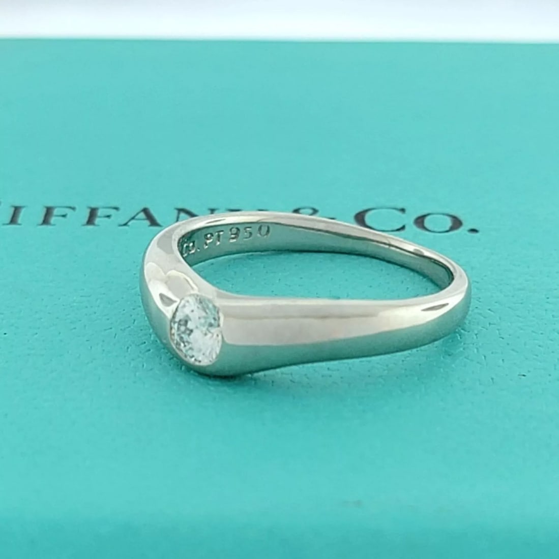 TIFFANY & Co. PLATINUM ELSA PERETTI 0.18ct DIAMOND CURVED RING SIZE 5: TIFFANY & Co. DIAMOND WEDDING BAND RING SIZE 5 Ring size is a 5 Ring measures 4.5mm wide in front Tiffany & Co. Elsa Peretti diamond wedding band 0.18ct clean diamond Pre-owned in Excellent