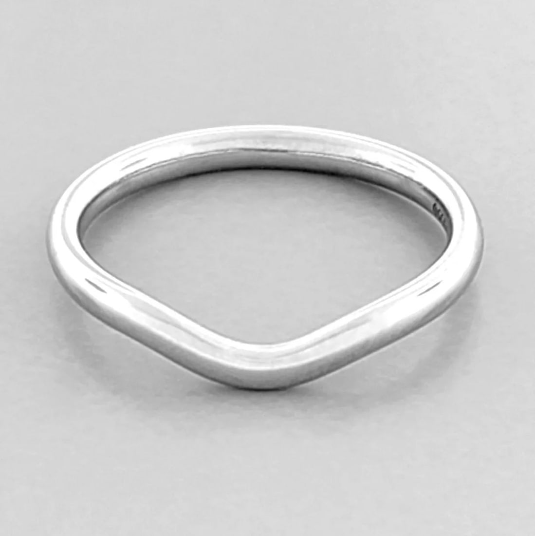TIFFANY & Co. 2mm PLATINUM ELSA PERETTI CURVED WEDDING BAND RING SIZE 6: TIFFANY & Co. WEDDING BAND RING Ring size is a 6 Ring measures 2mm wide Rounded comfort fit 1.7mm Thick/High Tiffany & Co. Platinum curved wedding band Pre-owned in Excellent condition, please refer