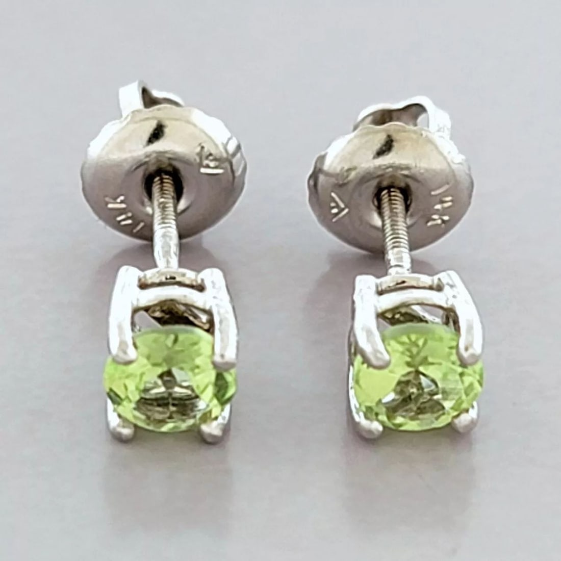 NEW 14K WHITE GOLD NATURAL PERIDOT STUD SCREW BACK EARRINGS (1 of 2)