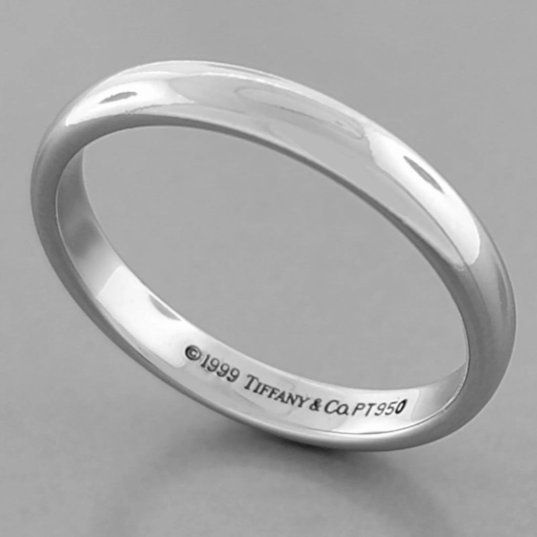 TIFFANY & Co. 3mm LUCIDA PLATINUM WEDDING STACKING RING BAND SIZE 8 POUCH: TIFFANY & Co. WEDDING BAND RING SIZE 8 Ring size is a 8 Ring measures 3mm wide 1.6mm Thick/High Tiffany & Co. Platinum wedding band Pre-owned in Excellent condition, please refer to pics Stamped - 199