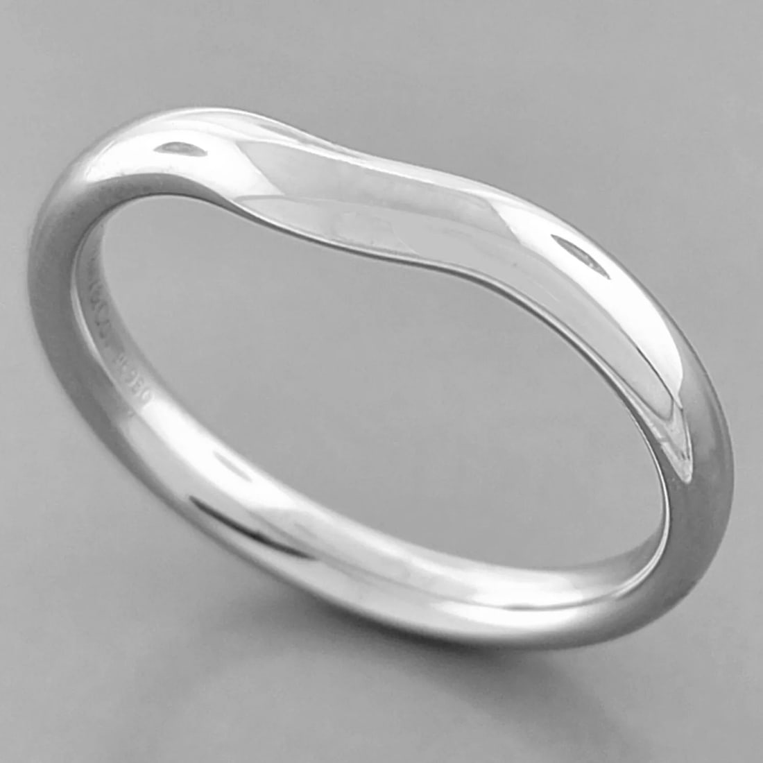 TIFFANY & Co. 3mm PLATINUM ELSA PERETTI CURVED WEDDING BAND RING SIZE 10 POUCH: TIFFANY & Co. WEDDING BAND RING Ring size is a 10 Ring measures 3mm wide Rounded comfort fit 2mm Thick/High Tiffany & Co. Platinum curved wedding band Pre-owned in Excellent condition, please refer to