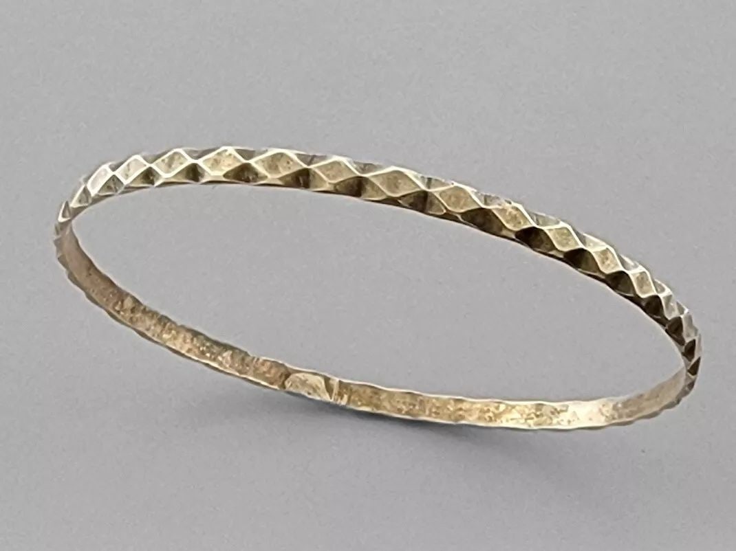 VINTAGE STERLING SILVER UNIQUE DESIGN BANGLE BRACELET: VINTAGE STERLING SILVER BANGLE Vintage sterling silver Bangle Inside Measures 2.58" Wide Measures 3.5mm Wide Vintage, Pre-owned, in good condition, minor wear due to age, please refer to pics Due to a