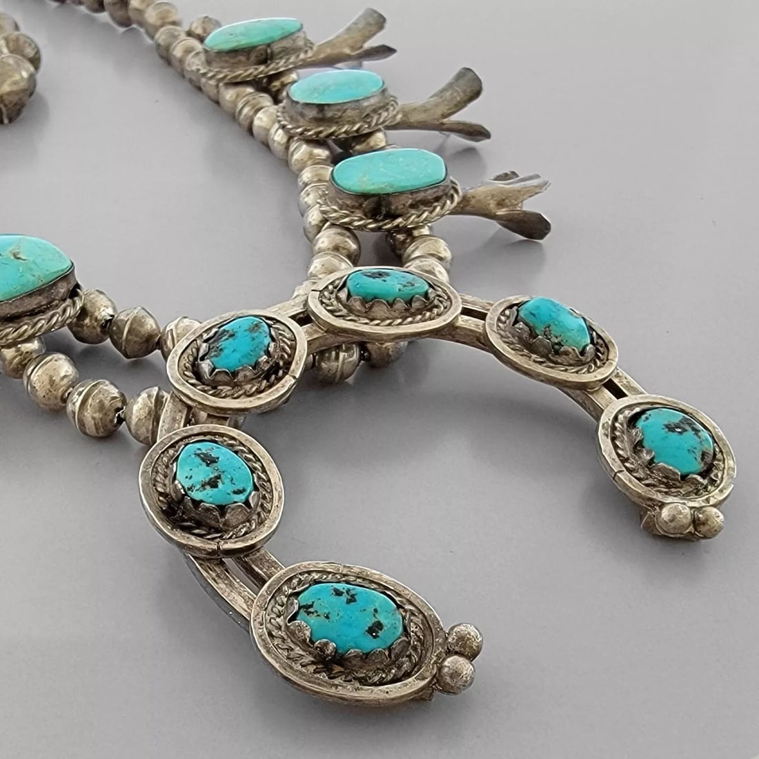 VINTAGE BEAUTIFUL NAVAJO STERLING SILVER SQUASH BLOSSOM TURQUOISE NECKLACE (1 of 2)