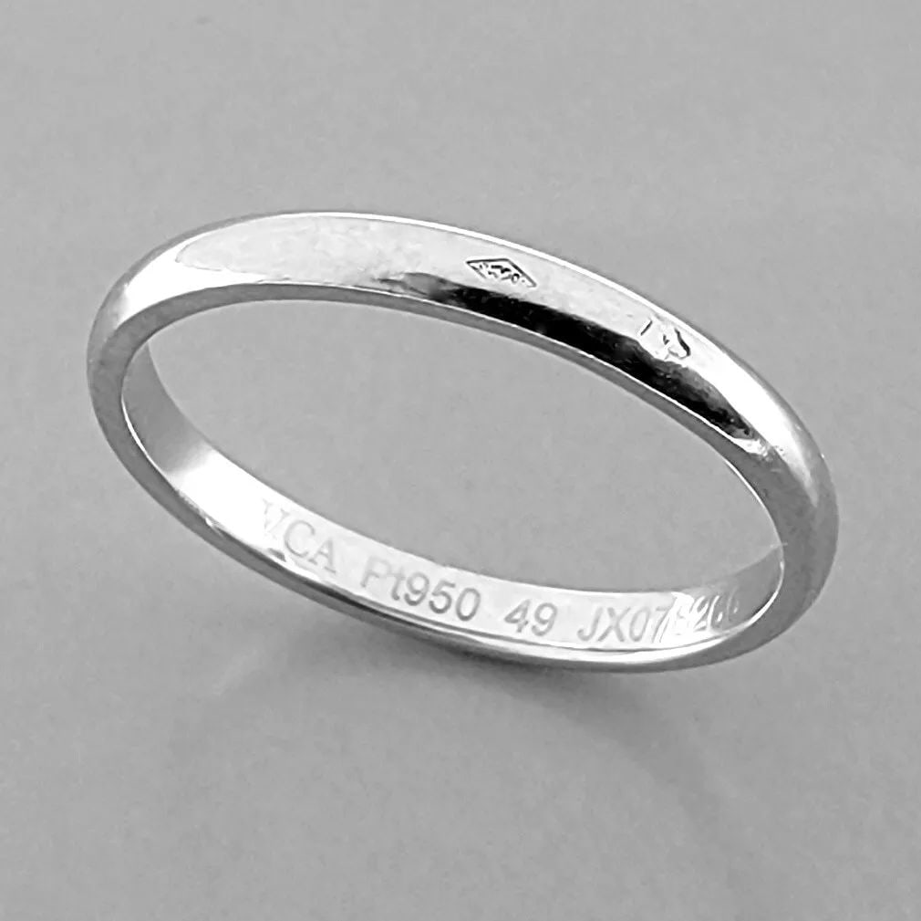 VAN CLEEF & ARPELS PLATINUM 2mm WEDDING BAND RING SIZE 5: VAN CLEEF & ARPELS WEDDING BAND RING SIZE 5 Ring size is a 5 Ring measures 2mm wide Van Cleef & Arpels Platinum wedding band Pre-owned in Excellent condition, please refer to pics Stamped - VCA PT950