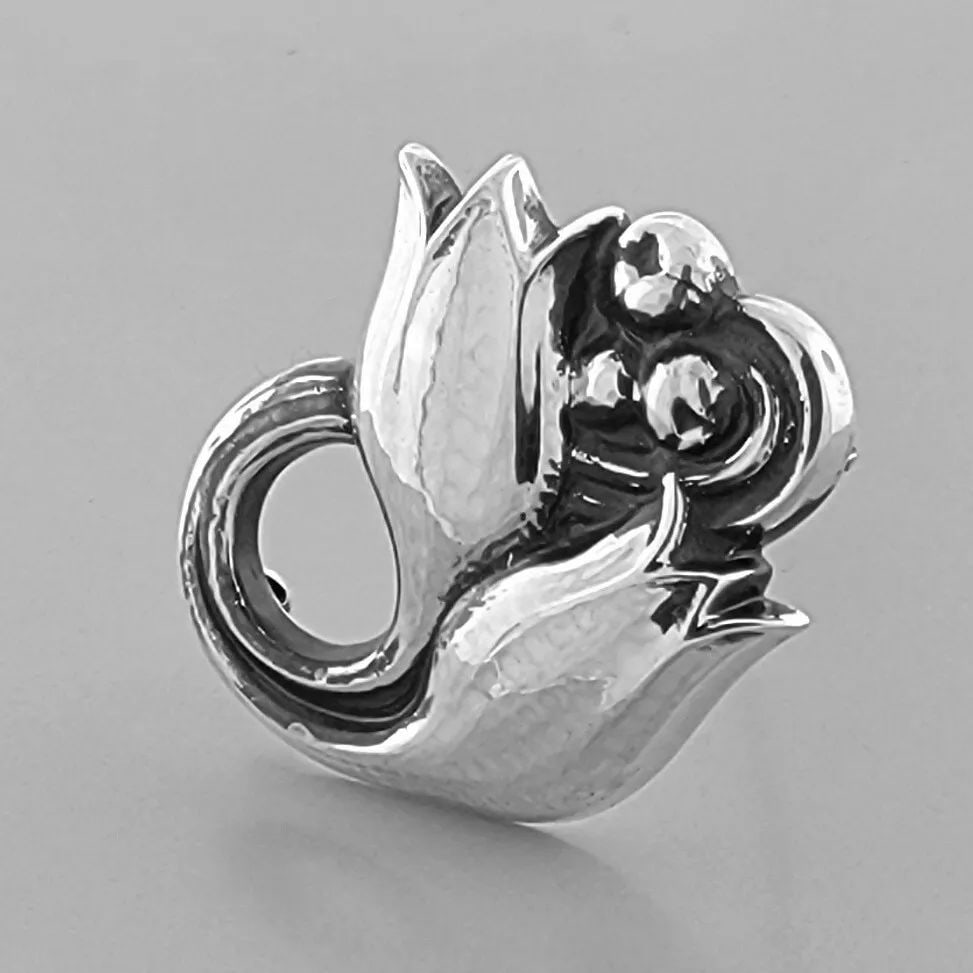 VINTAGE GEORG JENSEN STERLING SILVER TULIP BROOCH PIN 100: GEORG JENSEN STERLING SILVER BROOCH Georg Jensen sterling silver tulip brooch pin Measures 1.37" W x 1.12" H Vintage, Pre-owned in good condition, please refer to pics Stamped GEORG JENSEN STERLING 92