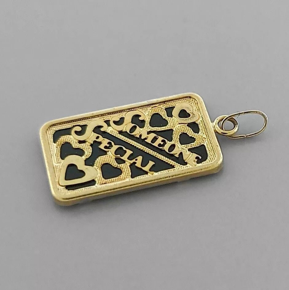 VINTAGE 14K YELLOW GOLD SOMEONE SPECIAL ONYX CHARM PENDANT: 14K YELLOW GOLD PENDANT 14K yellow gold someone special onyx pendant Pendant measures 0.74" H x 0.44" W Vintage, Pre-owned, in good condition for its age, please refer to pics Stamped, 14k Approximate