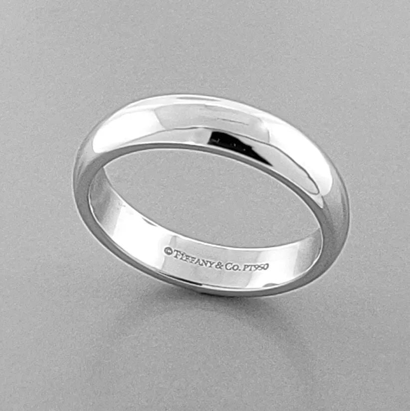 TIFFANY & Co. LUCIDA PLATINUM CLASSIC WEDDING BAND 4.5mm SIZE 8.5: TIFFANY & Co. LUCIDA WEDDING BAND RING SIZE 8.5 Ring size is a 8.5 Ring measures 4.5mm wide Tiffany & Co. Lucida Classic wedding band Pre-owned in Excellent condition, please refer to pics Tiffany & C
