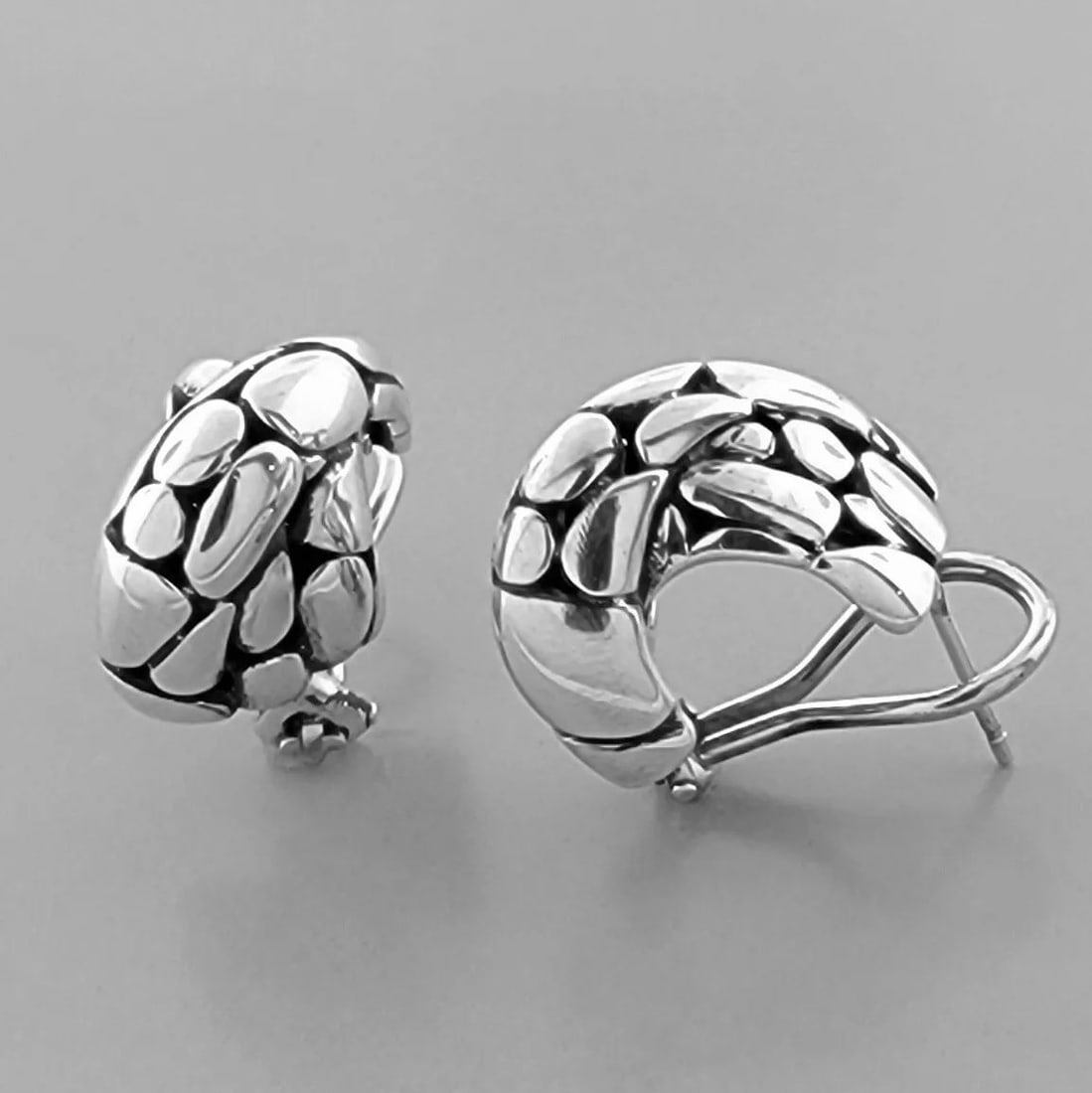 JOHN HARDY STERLING SILVER PEBBLE OMEGA BACK EARRINGS: JOHN HARDY STERLING SILVER EARRINGS Earrings measure 0.73" H x 0.45" W John Hardy Sterling silver pebble J earrings Vintage Pre-owned in good condition, please refer to pics Omega Backs Stamped JH 925