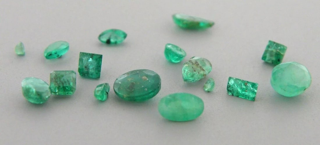 LOT NATURAL GREEN EMERALDS 2.58ct MIX CUT (1 of 2)