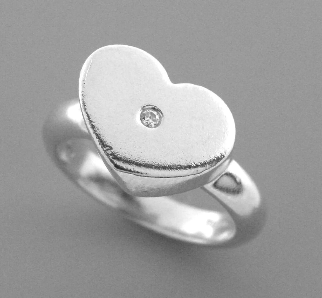 TIFFANY & Co. STERLING SILVER PALOMA PICASSO HEART DIAMOND RING SIZE 7: TIFFANY & Co. STERLING SILVER DIAMOND HEART RING SIZE 7 Ring size is a 7 (can easily be resized by your local jeweler) Ring measures 9.8mm wide on top Sterling silver with diamond set in center of hea