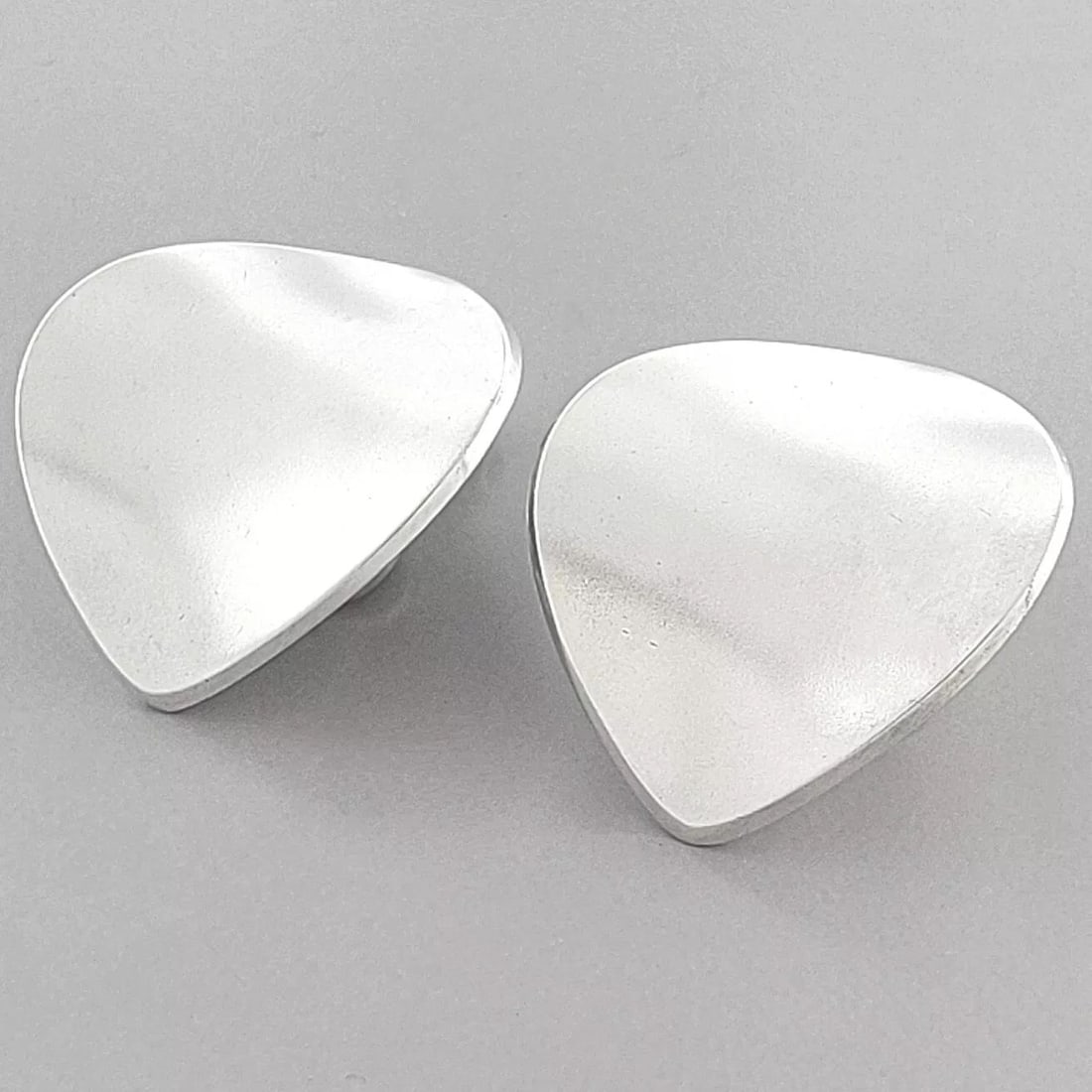 VINTAGE GEORG JENSEN STERLING SILVER CURVED EARRINGS 131 (1 of 2)