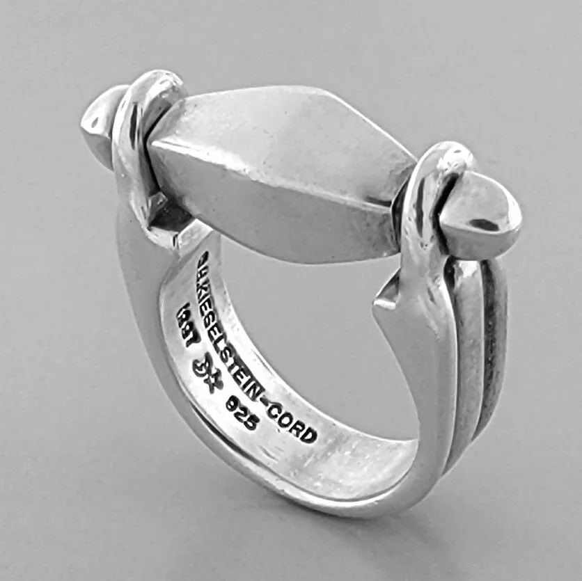 KIESELSTEIN CORD STERLING SILVER LADIES SPINNING RING SIZE 6: KIESELSTEIN CORD STERLING SILVER RING Size 6 Head Measures 1.02" L x 0.27" W Kieselstein cord Sterling silver spinning ring Center and edges spin Pre-owned, in good condition, please refer to pics Sta