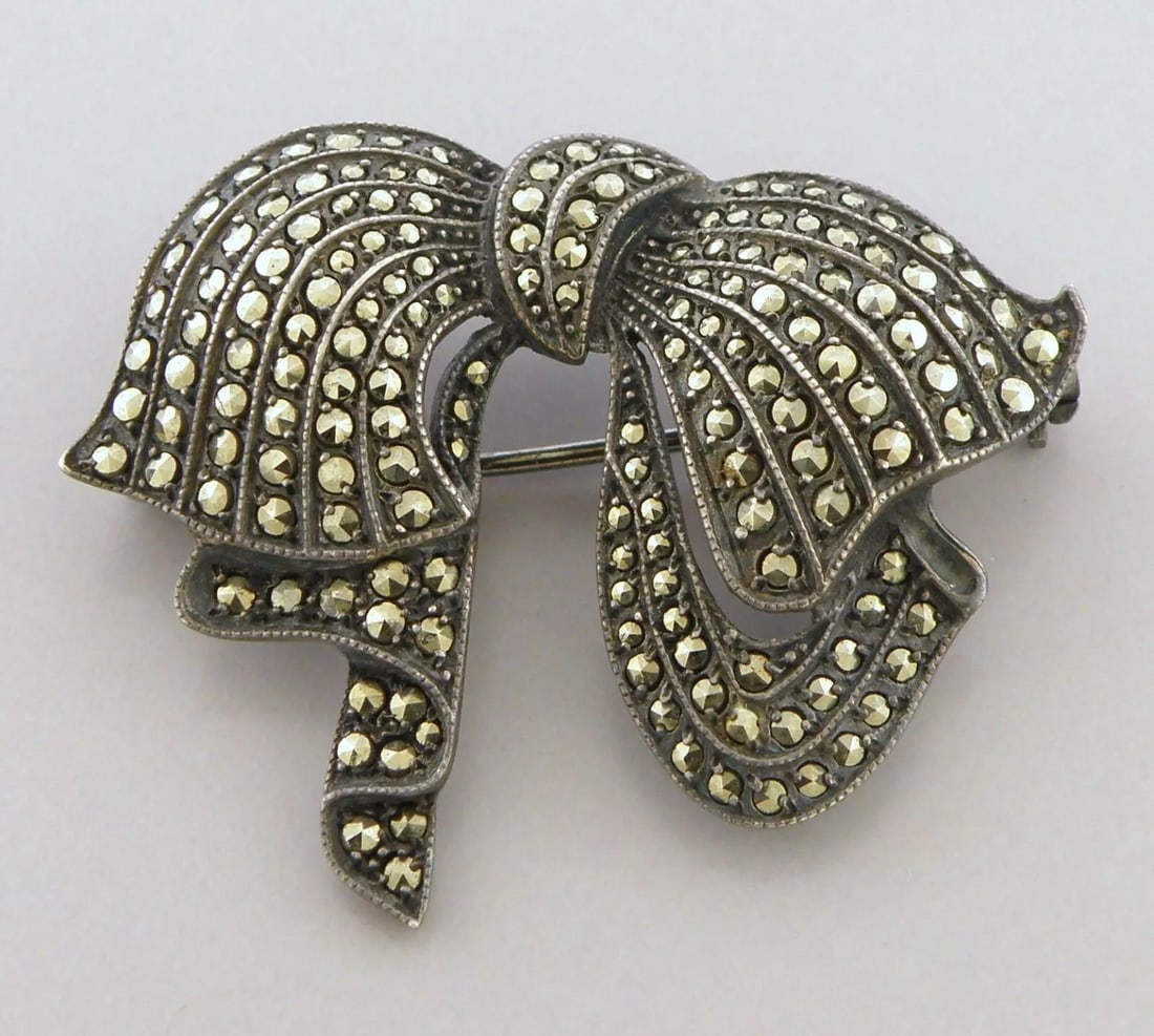 VINTAGE BEAUTIFUL STERLING SILVER MARCASITE BOW BROOCH (1 of 2)