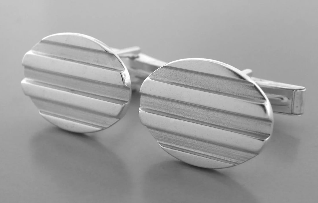 TIFFANY & Co. STERLING SILVER OVAL ATLAS GROOVED CUFFLINKS (1 of 2)