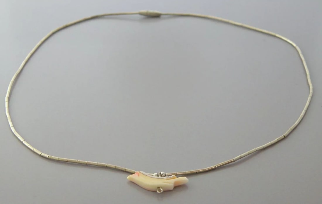 VINTAGE BEAUTIFUL CORAL STERLING SILVER BIRD FETISH NECKLACE (1 of 2)