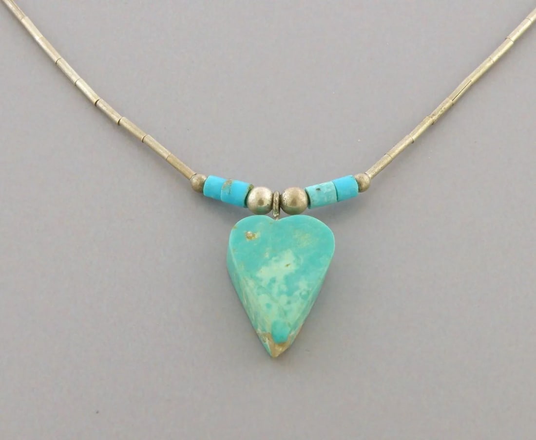 VINTAGE BEAUTIFUL NAVAJO STERLING SILVER HEART TURQUOISE NECKLACE (1 of 2)