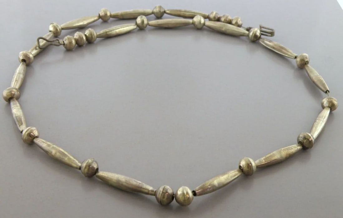 VINTAGE BEAUTIFUL NAVAJO STERLING SILVER NECKLACE (1 of 2)